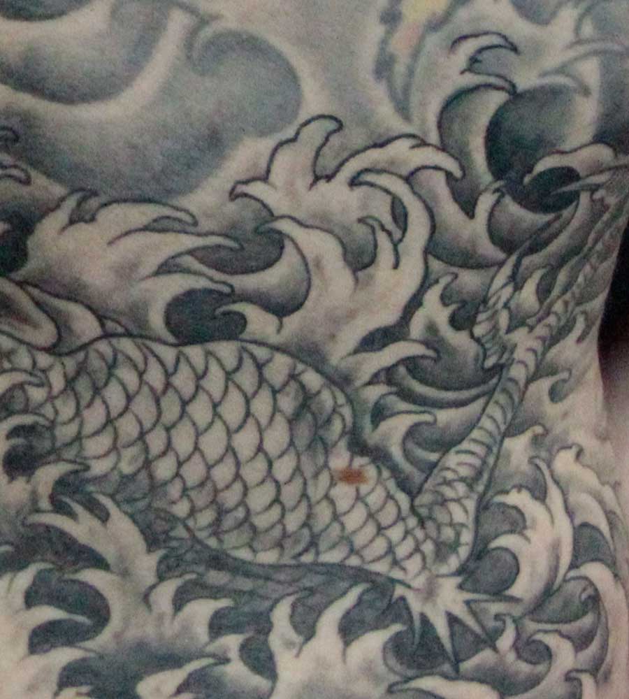 patte de dragon dans les vagues, détail du tatouage.