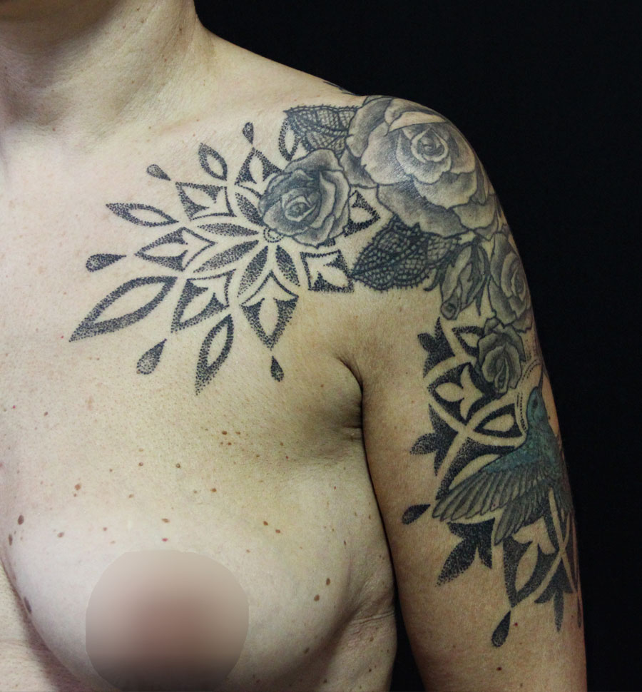 tatouage roses et colibri ornemental dots