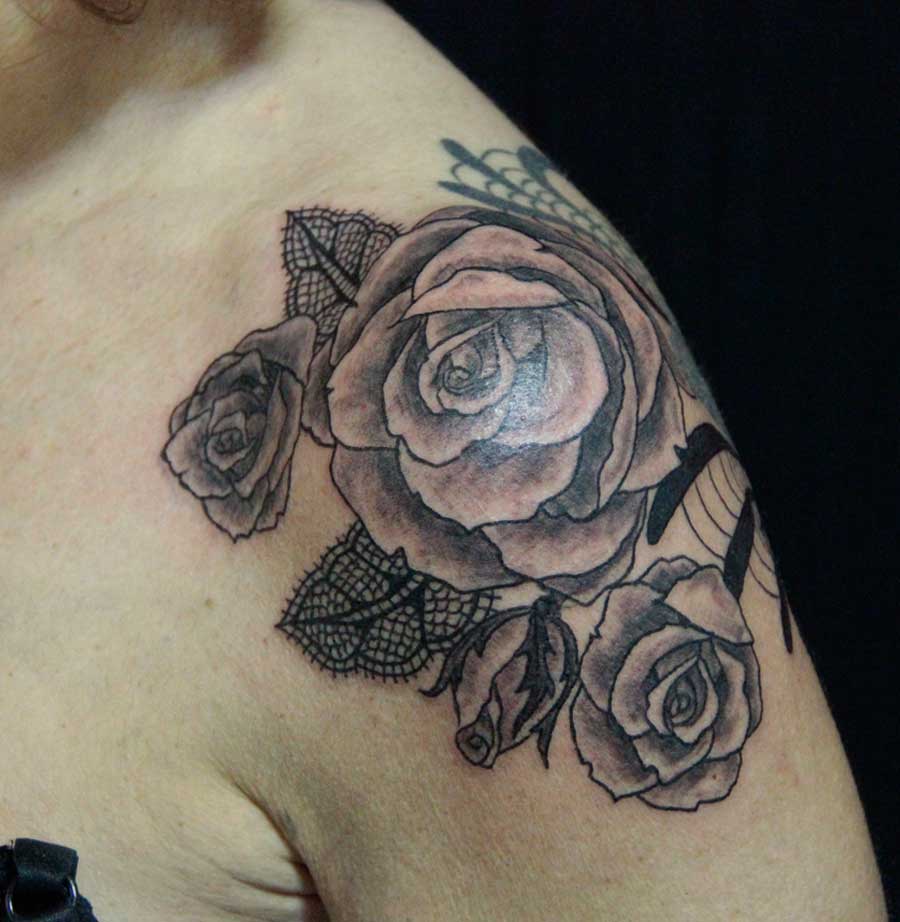roses et dentelle tatouage