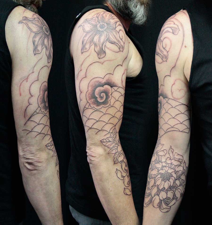 tattoo néojaponais manchette fleurs écailles chrysanthème lignes