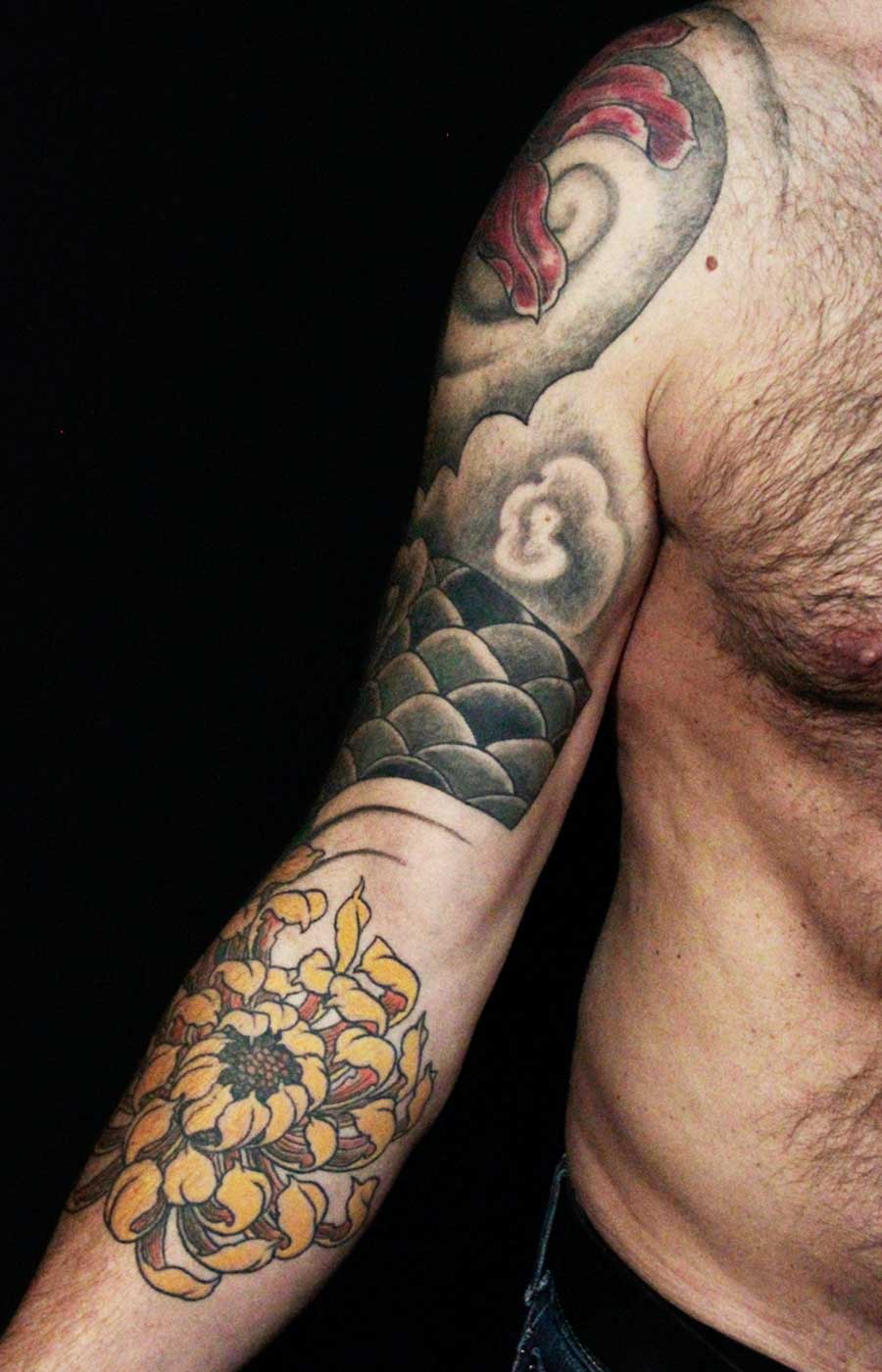 tattoo néojaponais manchette fleurs écailles chrysanthème nuage