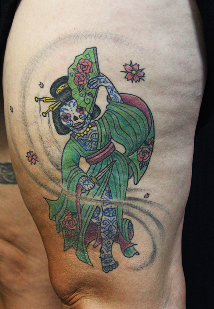 la kalav geisha cicatrisée: kimono et éventail verts , doublure du kimono et fleurs roses