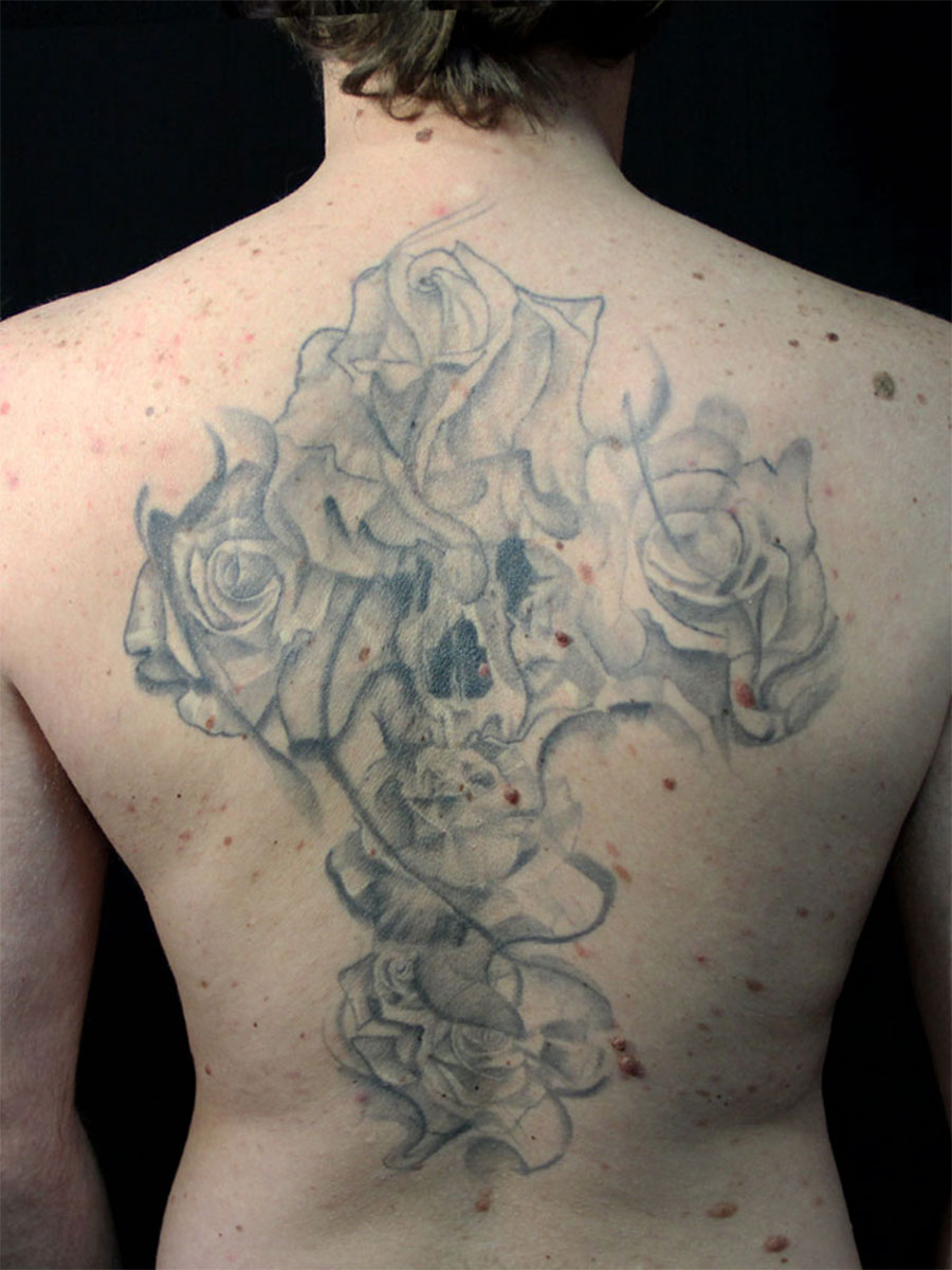 tatouage dos à recouvrir crane et roses