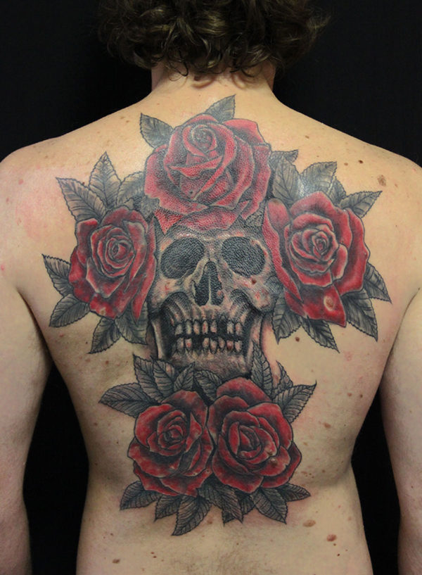 finition des ombrages : le crâne et les feuilles . fin du tattoo