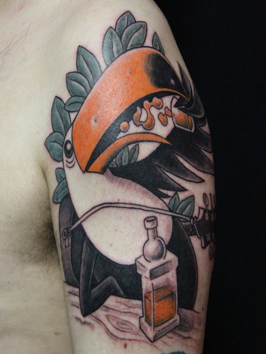 tattoo du toucan buveur de whishy-vue de face