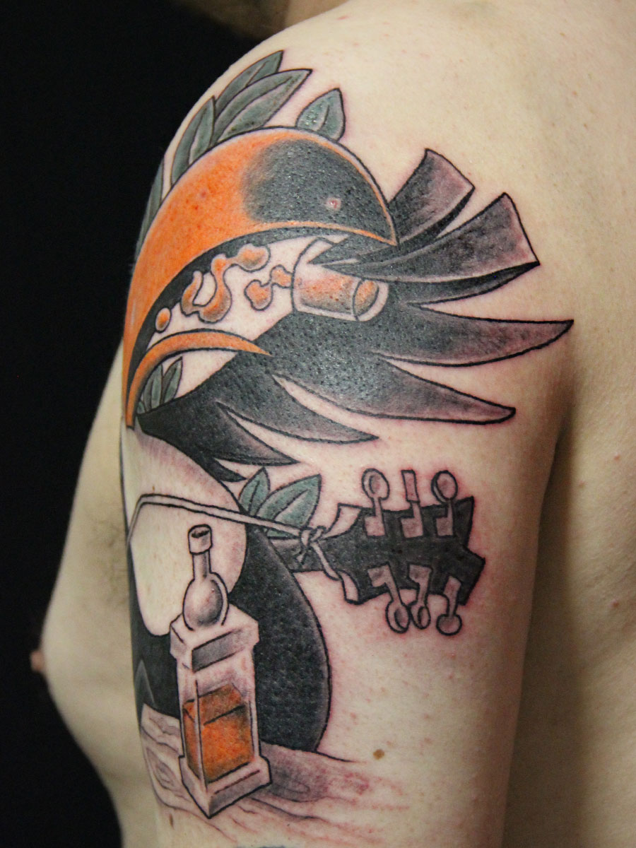tattoo du toucan buveur de whishy-vue de l'arrière du bras